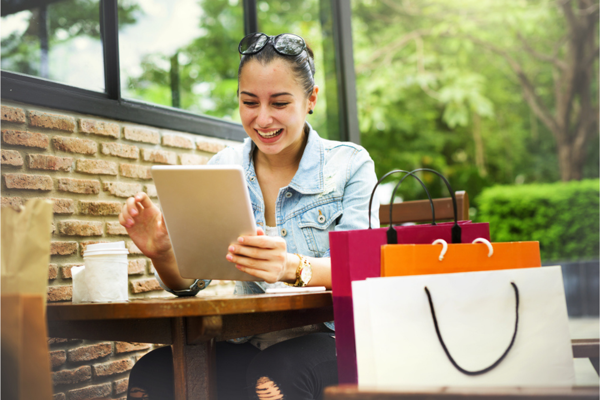 Customer shopping. Фотосессия для коммерции. Коммерция девушка. Красивая коммерция. Фотосессия девушки коммерция.